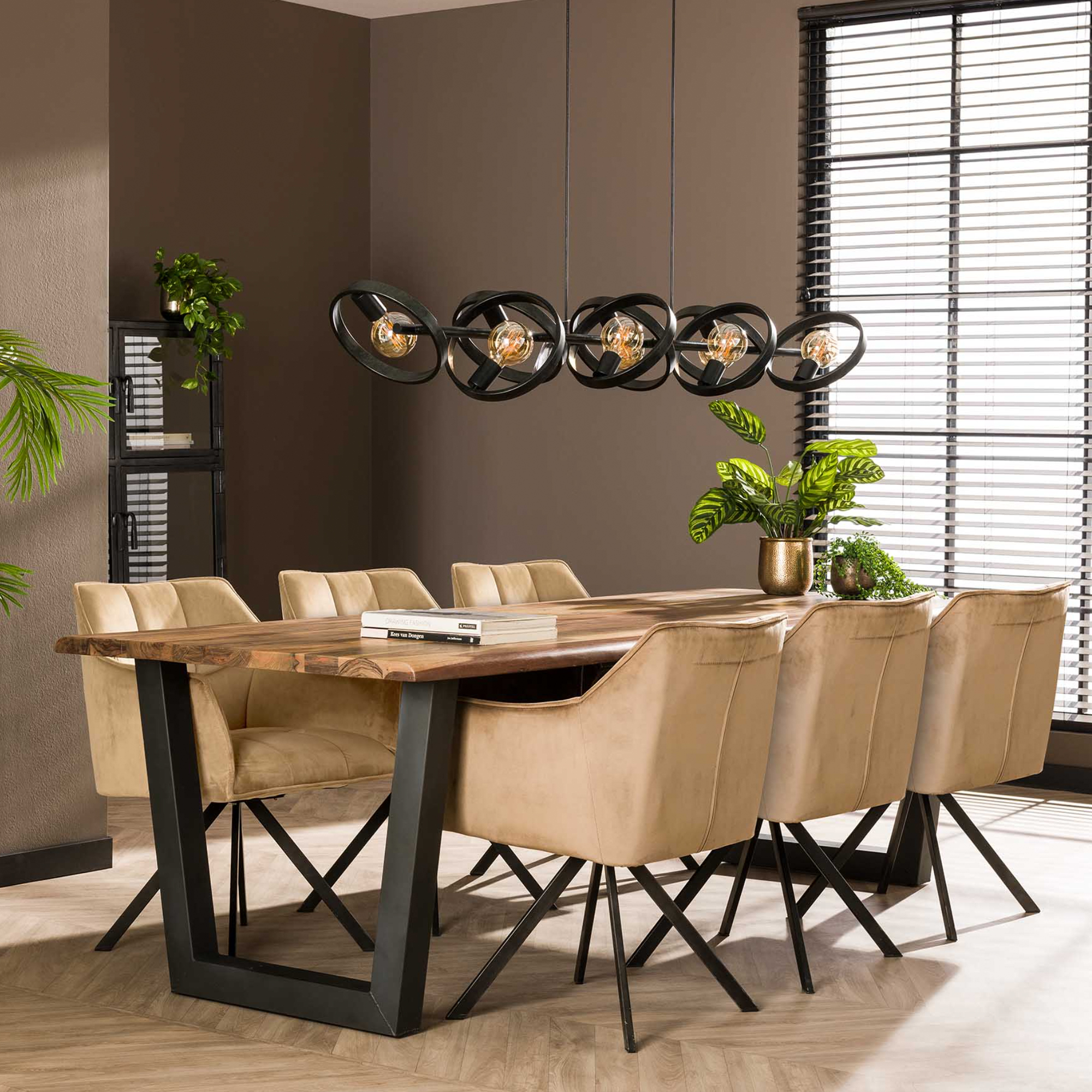 Table%20a%20mange%2001