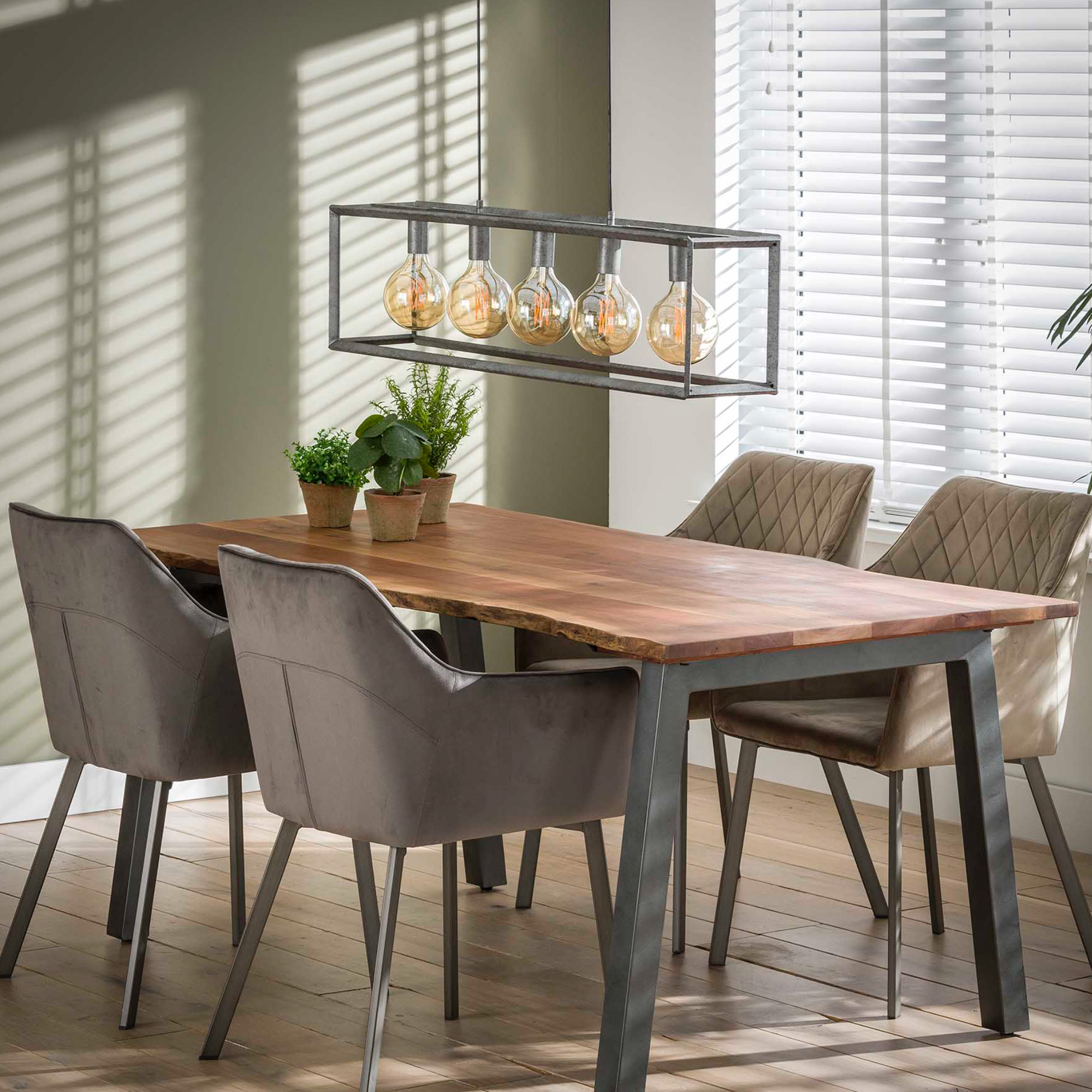 Table%20a%20mange%2002